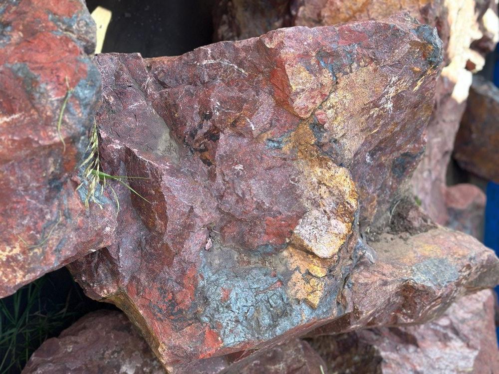 Камни для ландшафтного дизайна красно-фиолетовые 10-60 килограмм купить в Калужской области