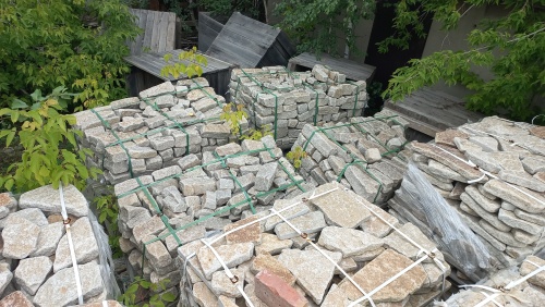 Плитняк галтованный гранитный для ландшафтного дизайна купить в Калужской области