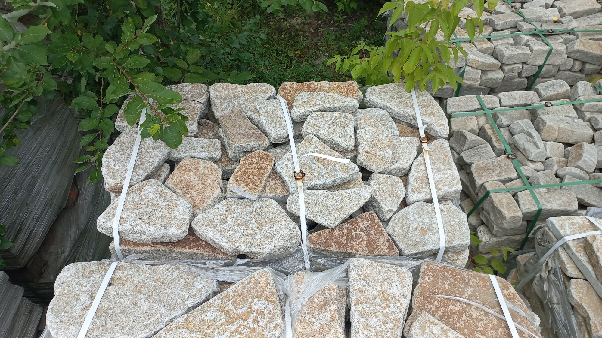 Плитняк галтованный гранитный для ландшафтного дизайна купить в Калужской области