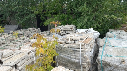 Плитняк галтованный гранитный для ландшафтного дизайна купить в Калужской области