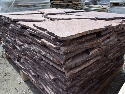 Плитняк лемезит бордовый для облицовки цоколя 20-25 мм  купить в Калужской области