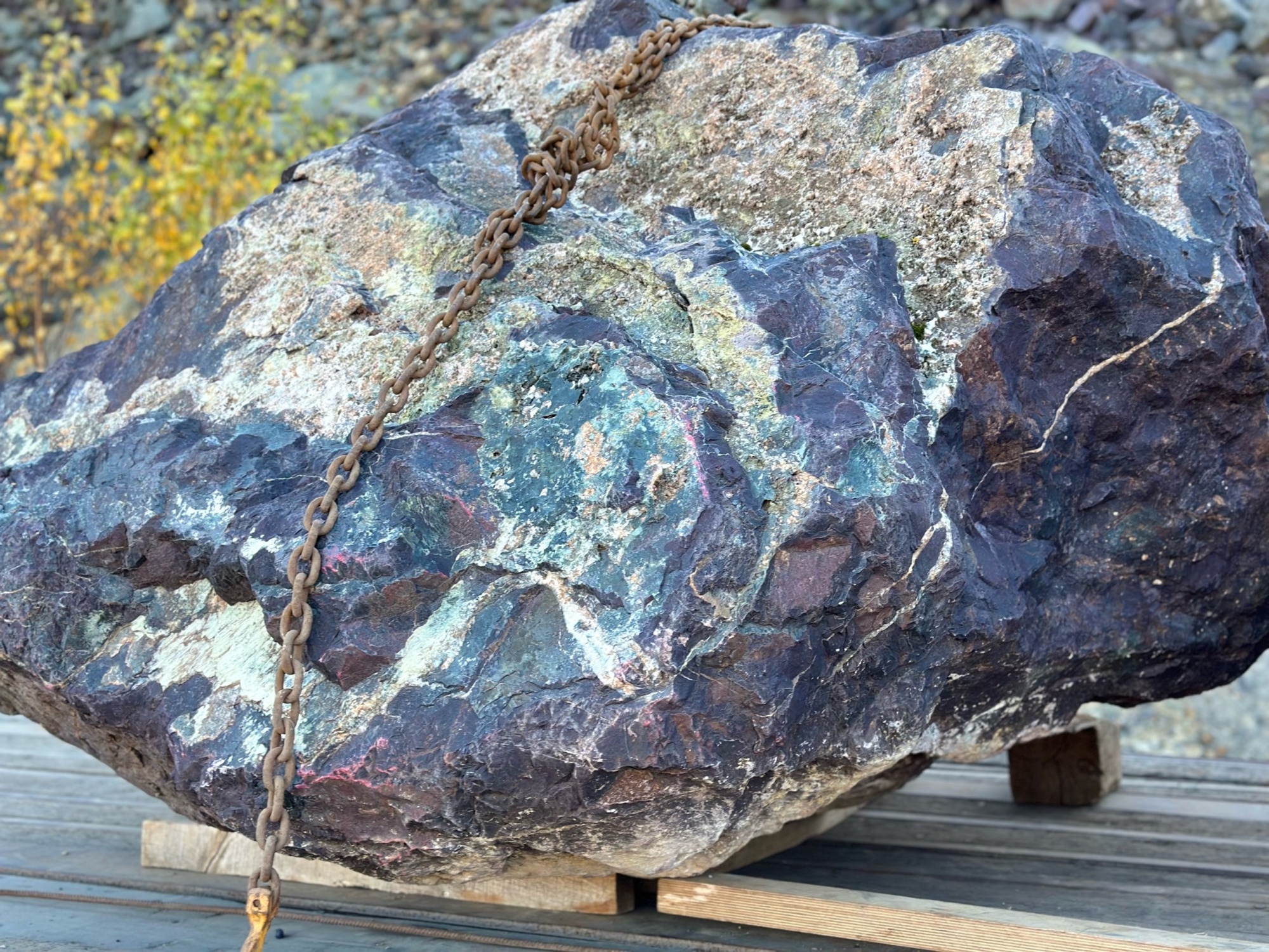 Огромные красно-фиолетовые валуны для ландшафтного дизайна весом более 5 тонн купить в Калужской области