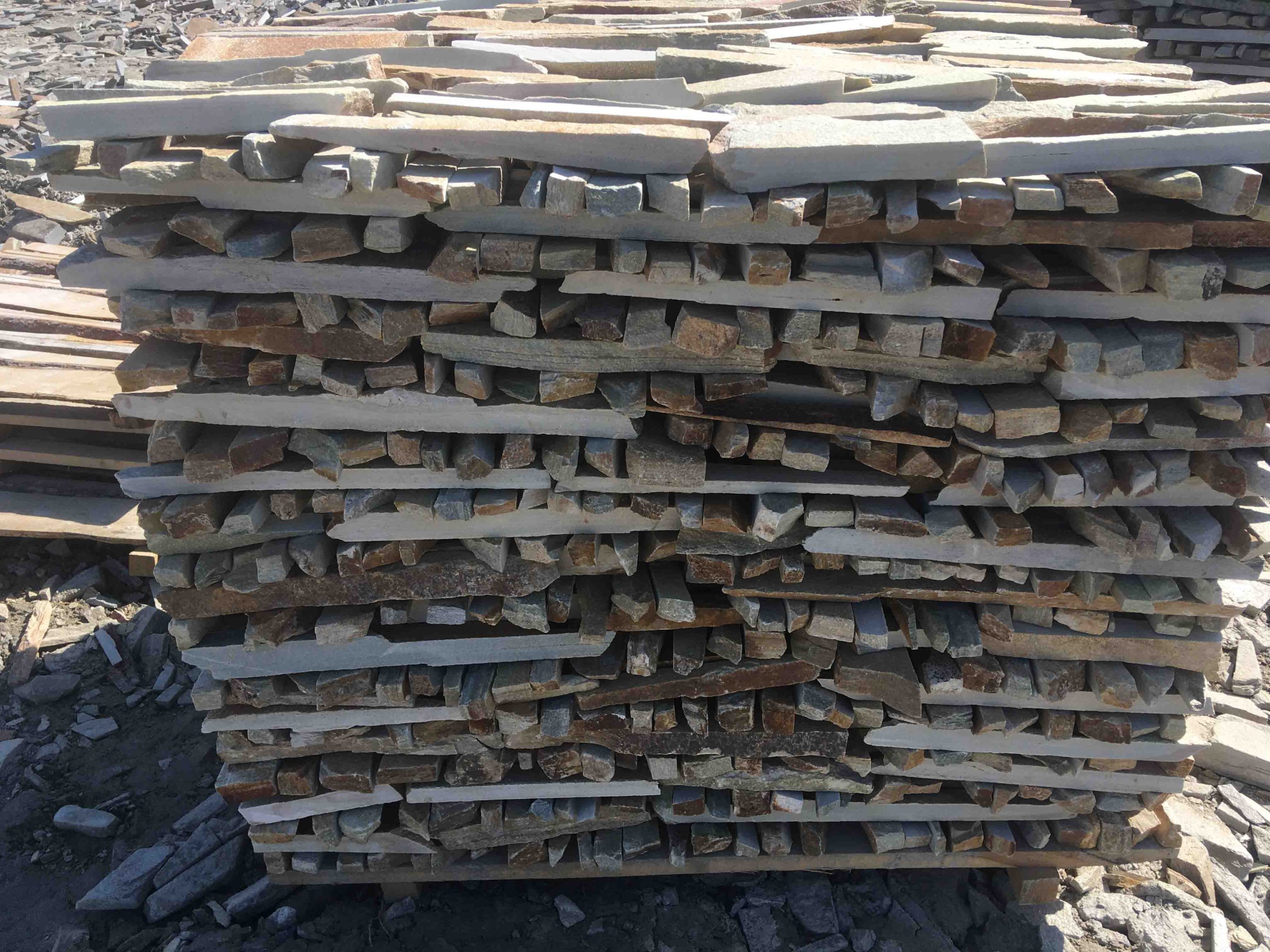 Горбушка златолит золотистый для облицовки купить в Калужской области