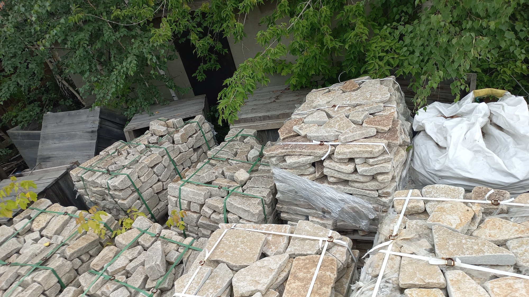 Плитняк гранитный галтованный купить в Калужской области