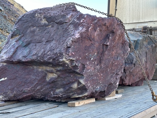 Огромные красно-фиолетовые валуны для ландшафтного дизайна весом более 5 тонн купить в Калужской области