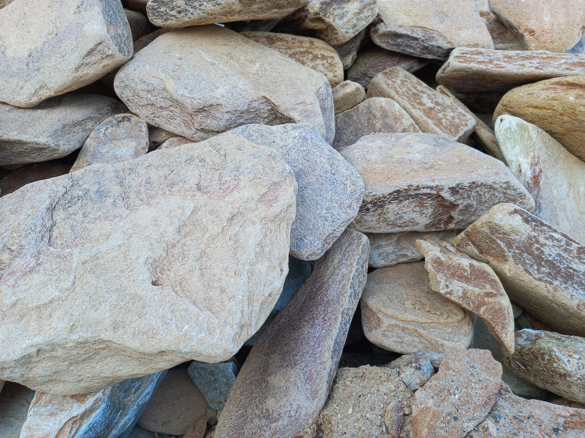 Златолит жёлтый, жёлто-зелёный глыбки и валуны для ланшафтного дизайна купить в Калужской области