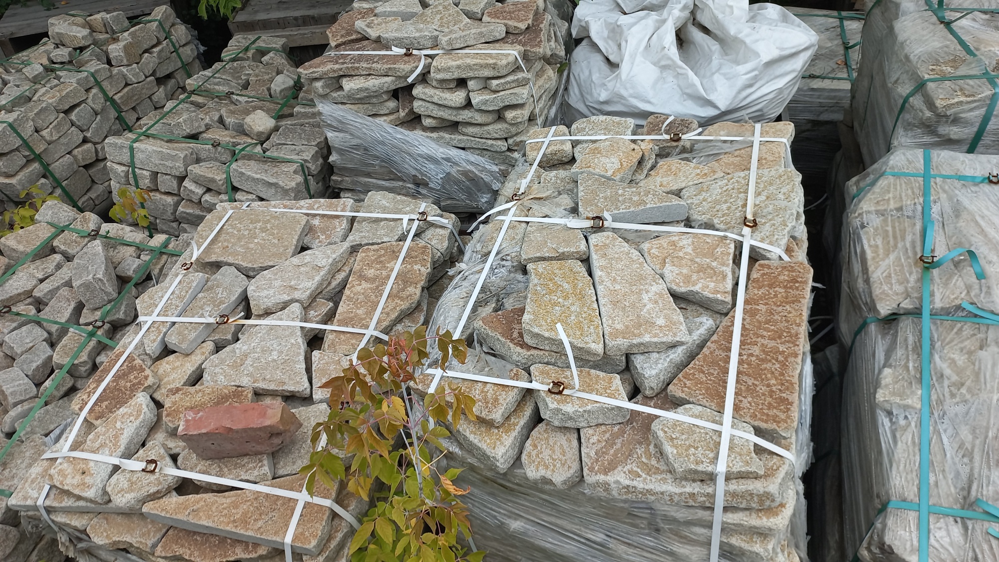 Плитняк гранитный галтованный купить в Калужской области