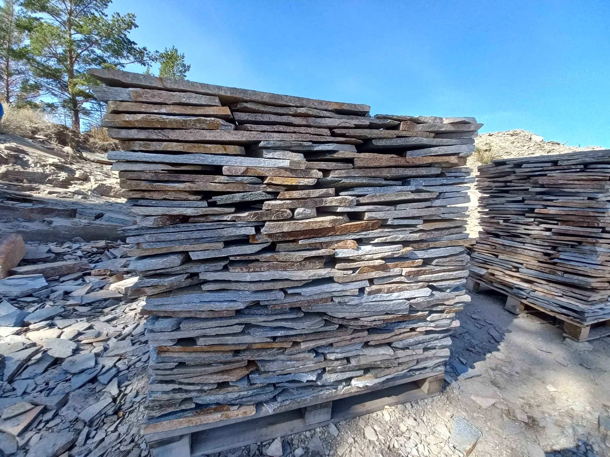 Плитняк златолит серебристый для фасада купить в Калужской области