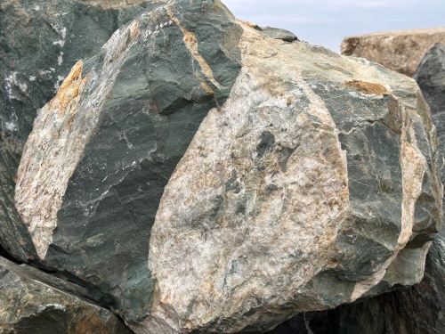 Гигантские зелёные валуны для ландшафтного дизайна весом более 5 тонн купить в Калужской области