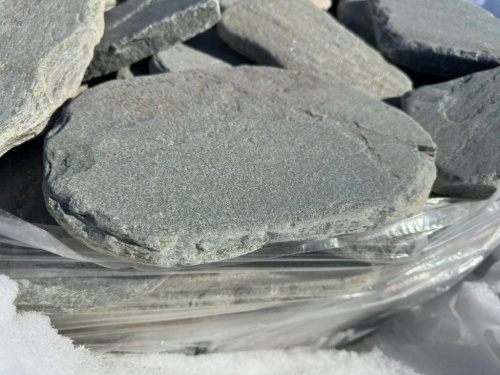 Плитняк златолит зелёный галтованный для мощения на бетон купить в Калужской области