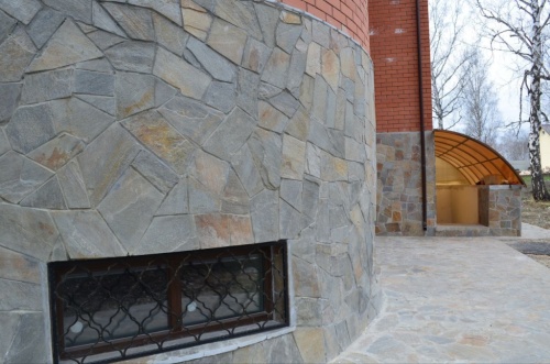 Плитняк златолит Уральский для цоколя, отмостки купить в Калужской области